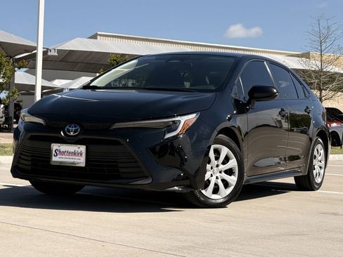 Used 2023 Toyota Corolla LE FWD image 2