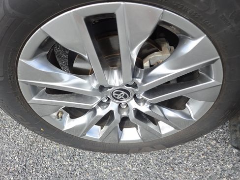 Used 2019 Toyota RAV4 XLE Premium FWD image 8