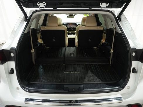 Used 2023 Toyota Highlander Platinum image 6