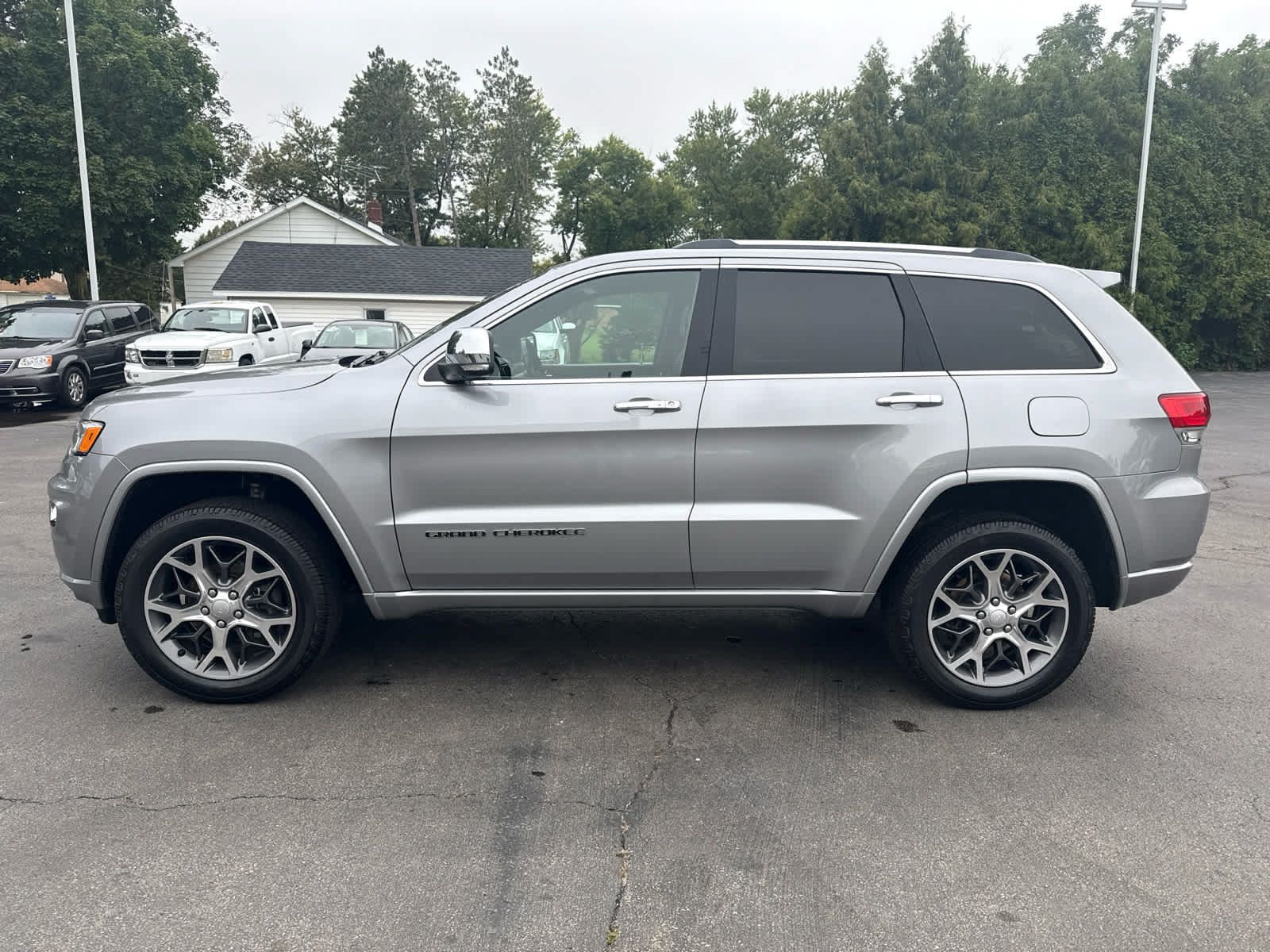 Used 2020 Jeep Grand Cherokee Overland AWD/4WD image 6