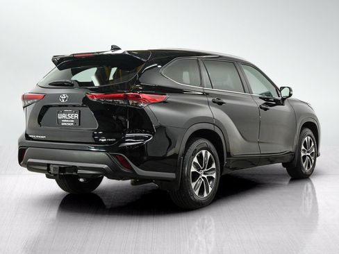 Used 2022 Toyota Highlander XLE AWD/4WD image 5