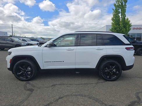 Used 2023 Jeep Grand Cherokee Limited w/ Black Appearance Package AWD/4WD image 2