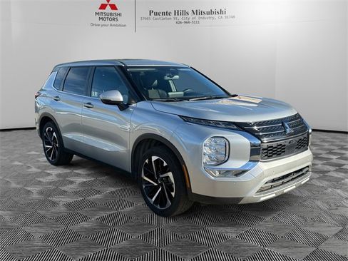 Used 2024 Mitsubishi Outlander SE image 3