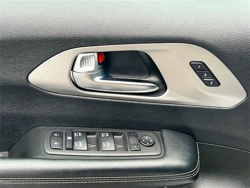 Used 2022 Chrysler Pacifica Limited w/ Uconnect Theater Family Group image 18