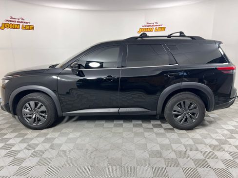 Used 2023 Nissan Pathfinder SV image 2