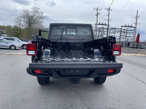 Used 2024 Jeep Gladiator Sport AWD/4WD image 13