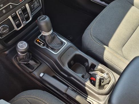 Used 2025 Jeep Gladiator Sport AWD/4WD image 14
