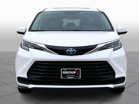 Used 2021 Toyota Sienna LE image 3