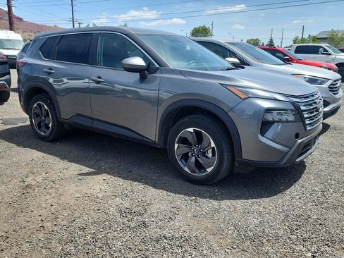 Used 2025 Nissan Rogue SV FWD image 2