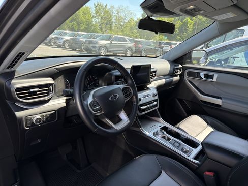 Used 2022 Ford Explorer XLT w/ Equipment Group 202A AWD/4WD image 9