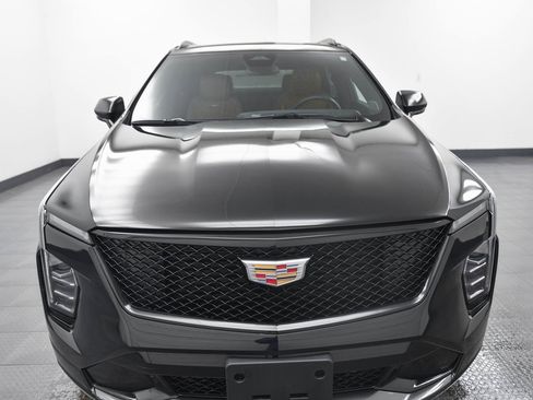 Used 2024 Cadillac XT4 Sport image 2