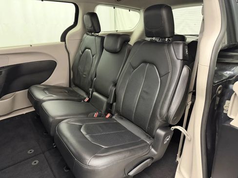 Used 2020 Chrysler Pacifica Touring-L FWD image 20