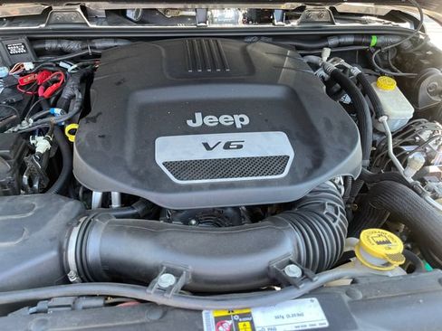 Used 2016 Jeep Wrangler Unlimited Rubicon AWD/4WD image 24