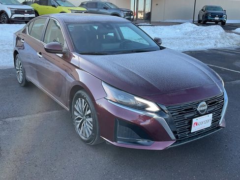 Used 2024 Nissan Altima 2.5 SV w/ SV Premium Package image 3