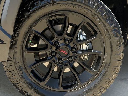 Used 2025 Toyota Tundra Limited AWD/4WD image 9