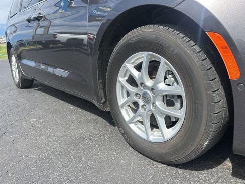 Used 2021 Chrysler Pacifica Touring-L w/ Premium & Safety Sphere Group FWD image 10