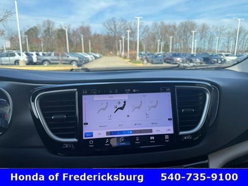Used 2023 Chrysler Pacifica Touring-L image 22
