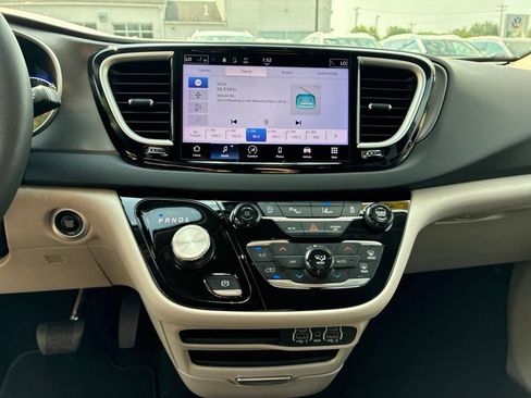 Used 2024 Chrysler Pacifica Touring-L FWD image 18