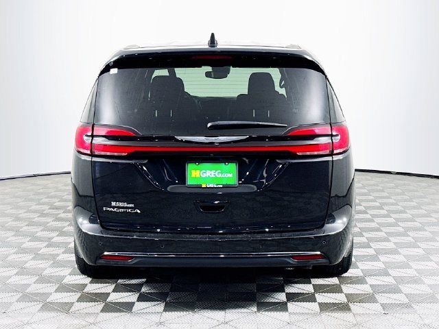 Used 2023 Chrysler Pacifica Touring FWD image 7