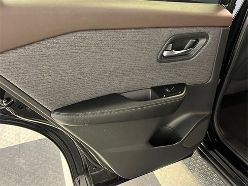 Used 2023 Nissan Rogue SV image 17