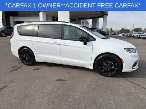 Used 2025 Chrysler Pacifica Limited image 16