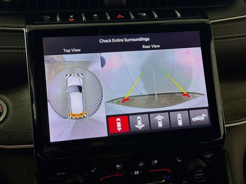 Used 2024 Jeep Grand Cherokee L Limited w/ Luxury Tech Group II image 3