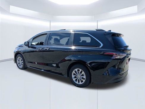 Used 2024 Toyota Sienna XLE FWD image 6