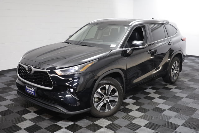 Used 2023 Toyota Highlander XLE AWD/4WD image 2