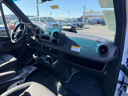 Used 2025 Mercedes-Benz Sprinter 2500 image 14