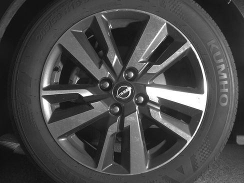 Used 2025 Nissan Versa SV image 12