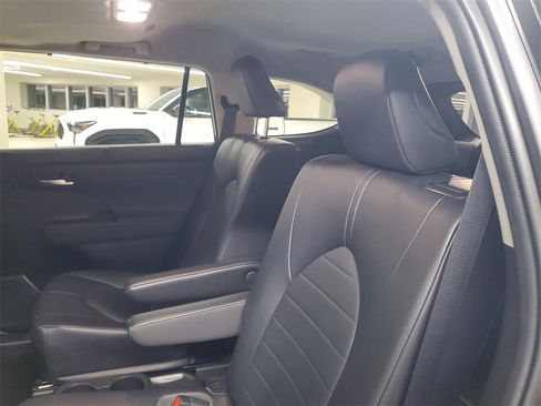 Certified 2023 Toyota Highlander XLE image 13