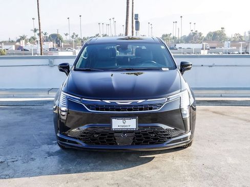 New 2027 Chrysler Pacifica Select FWD image 3