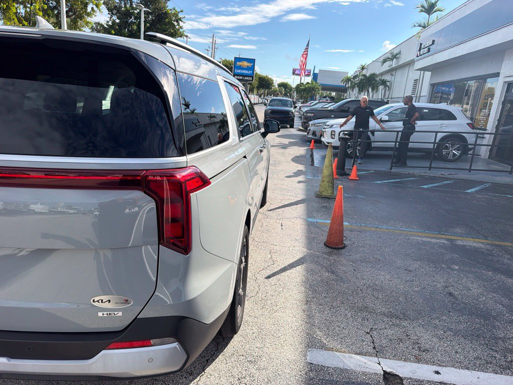 Used 2025 Kia Carnival EX FWD image 12
