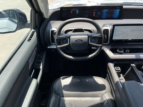Used 2025 Ford Expedition Active AWD/4WD image 14