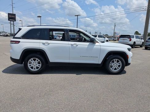 Used 2023 Jeep Grand Cherokee Laredo RWD image 3