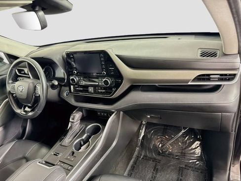 Certified 2021 Toyota Highlander XLE FWD image 33