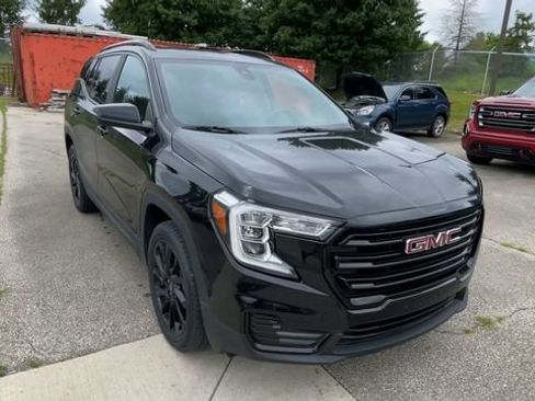 Used 2023 GMC Terrain SLE w/ Driver Convenience Package FWD image 4