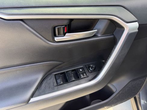 Used 2021 Toyota RAV4 XLE w/ Convenience Package FWD image 11