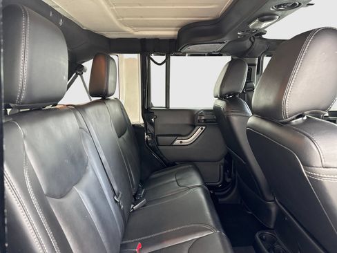 Used 2018 Jeep Wrangler Unlimited Sahara AWD/4WD image 45