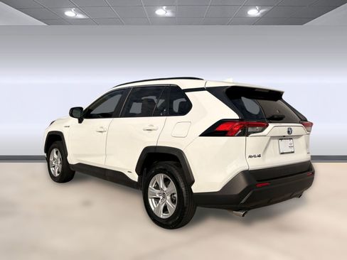 Used 2019 Toyota RAV4 LE image 3