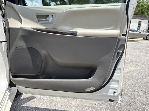 Used 2015 Toyota Sienna XLE FWD image 26