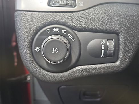 Used 2019 Jeep Cherokee Latitude w/ Cold Weather Group image 23