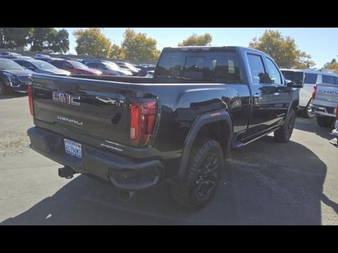 Used 2022 GMC Sierra 2500 Denali w/ Denali Black Diamond Edition image 9