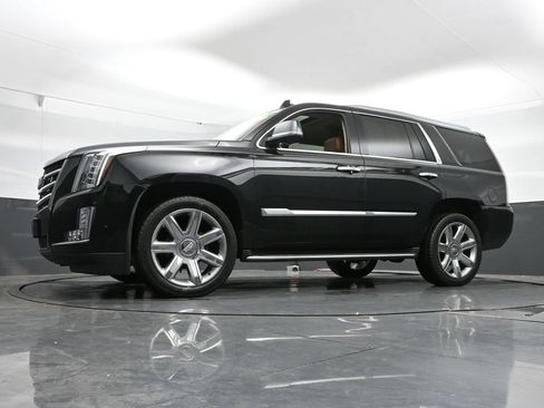 Used 2018 Cadillac Escalade Premium Luxury AWD/4WD image 45