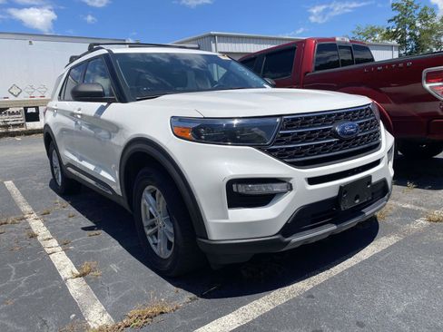 Used 2022 Ford Explorer XLT w/ Equipment Group 202A AWD/4WD image 2