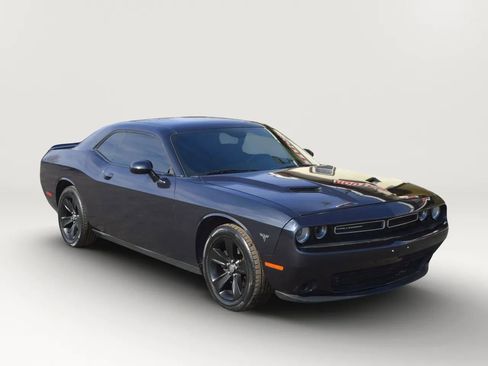 Used 2019 Dodge Challenger SXT RWD image 5