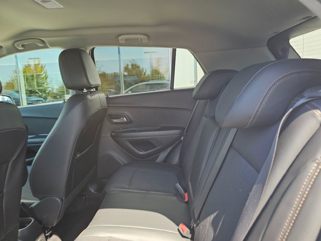 Used 2022 Chevrolet Trax LT w/ LT Convenience Package AWD/4WD image 19