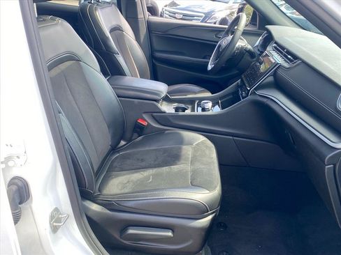 Used 2024 Jeep Grand Cherokee L Altitude AWD/4WD image 26