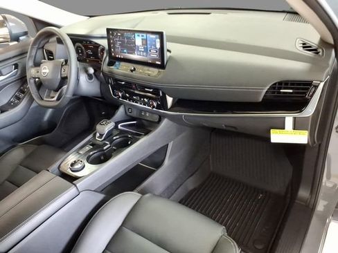 Used 2025 Nissan Rogue SL image 12