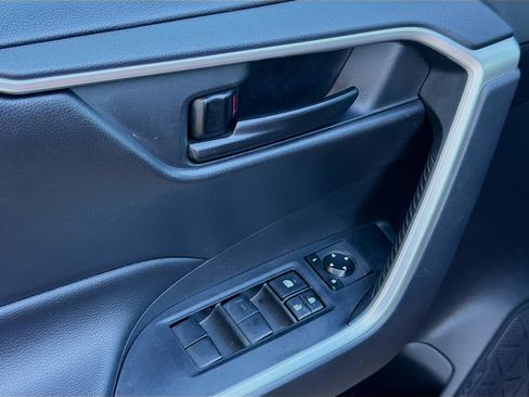 Used 2020 Toyota RAV4 LE image 21